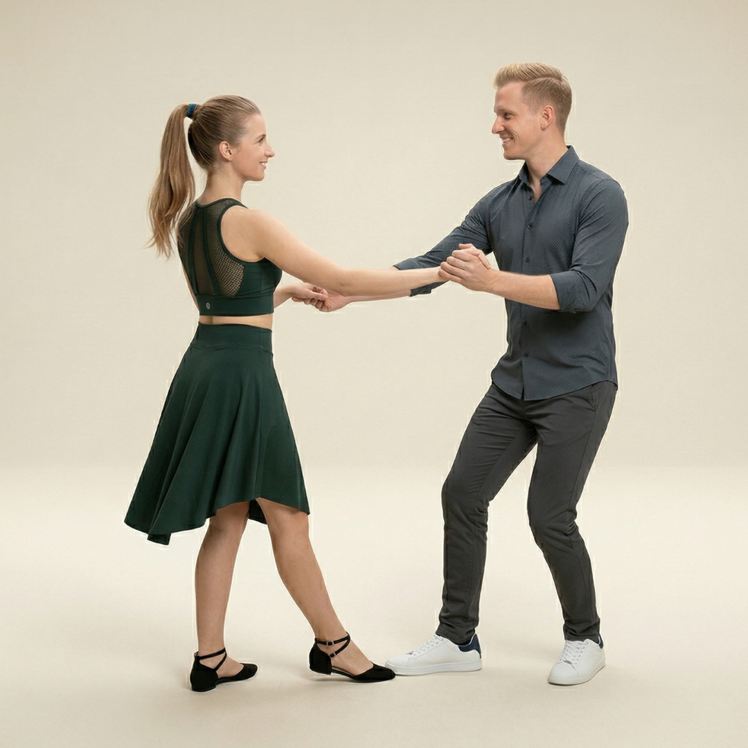 Drei Personen in Freizeitkleidung gehen lächelnd vorwärts und werfen Schatten auf einen hellen Hintergrund.