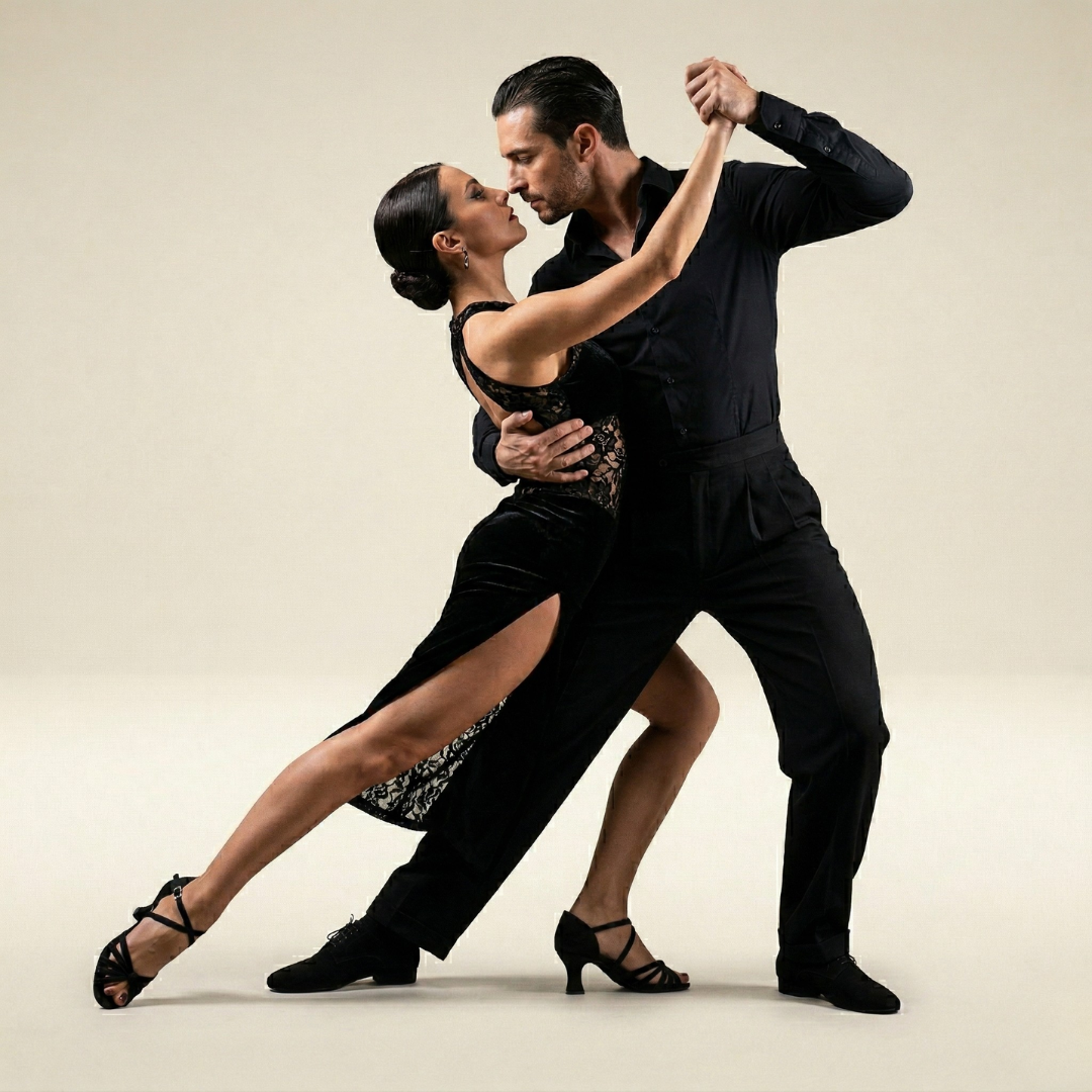 Ein Paar in eleganter schwarzer Kleidung tanzt eng beieinander in einer dramatischen Tango-Pose vor einem schlichten Hintergrund.