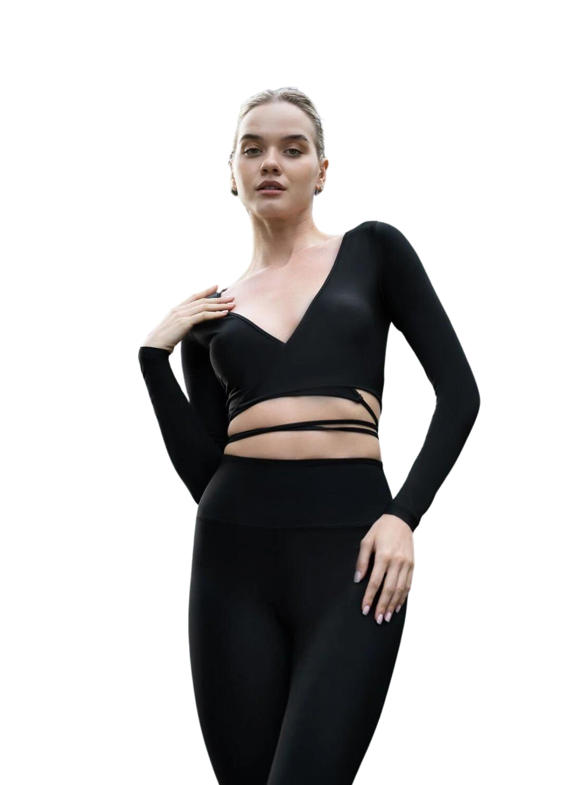 Das Model im Langarm-Top Lismina 065 in Schwarz posiert vor einem weißen Hintergrund und strahlt Yoga-inspirierte Eleganz aus.