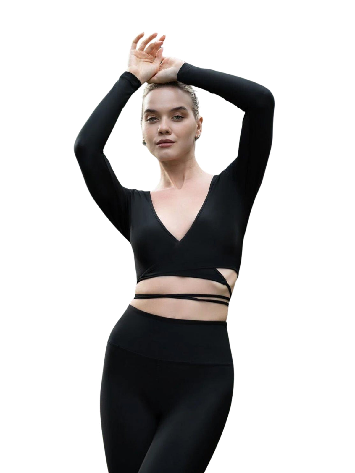 Die Person posiert selbstbewusst im Langarm-Top 065 von Lismina in Schwarz, die Arme vor einem weißen Hintergrund erhoben, als würde sie Yoga meistern.