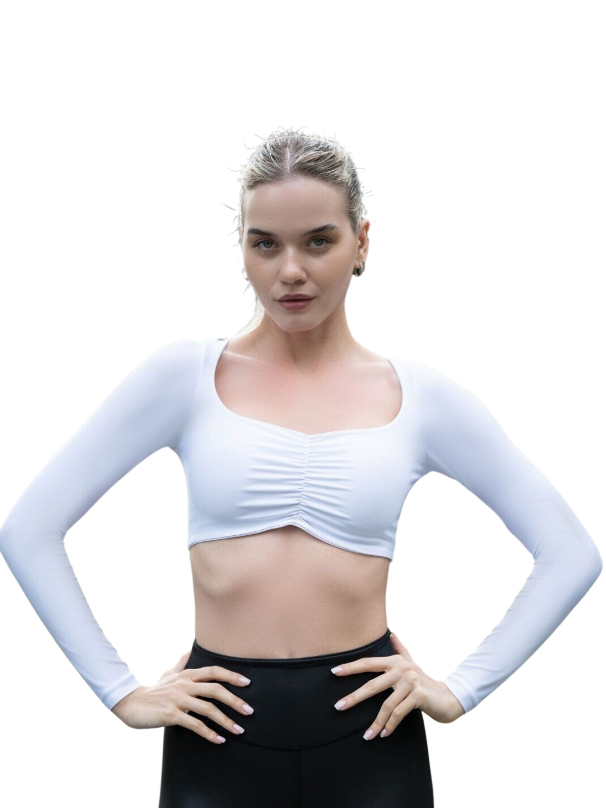 Eine Person in Lisminas 081 Ruffled Langarm Shirt in Weiss, kombiniert mit schwarzen Leggings, posiert selbstbewusst für Yoga.