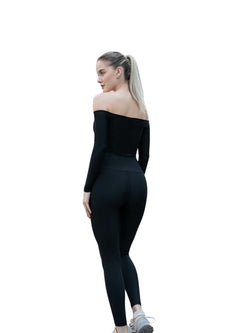 Lisminas 082 Comfortlux Off Shoulder Langarm-T-Shirt in Schwarz, kombiniert mit Sneakers vor weißem Hintergrund.