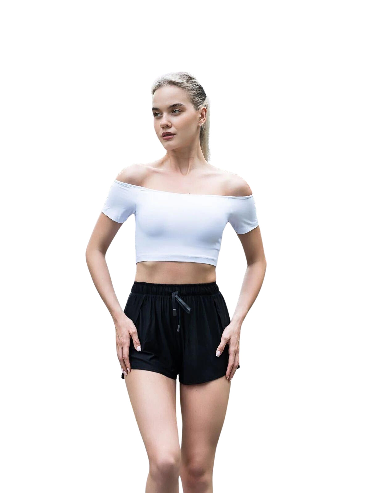 Einzelperson in Lisminas 085 Comfortlux Off Shoulder T-Shirt, Weiss und schwarzen Shorts posiert vor einem schlichten Hintergrund.