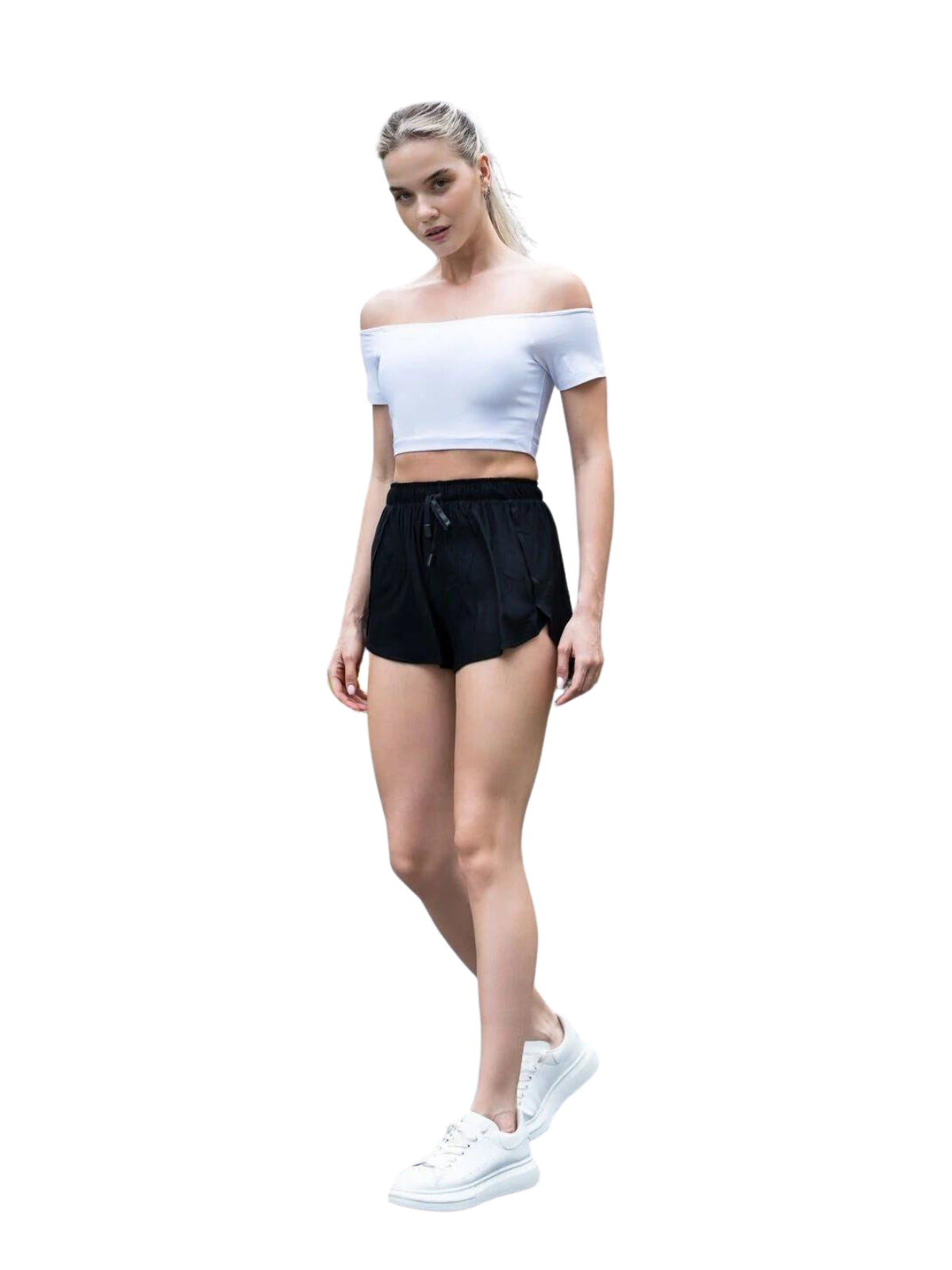 Person in einem schulterfreien T-Shirt Lismina 085 Comfortlux, schwarzen Shorts und weißen Turnschuhen vor weißem Hintergrund.