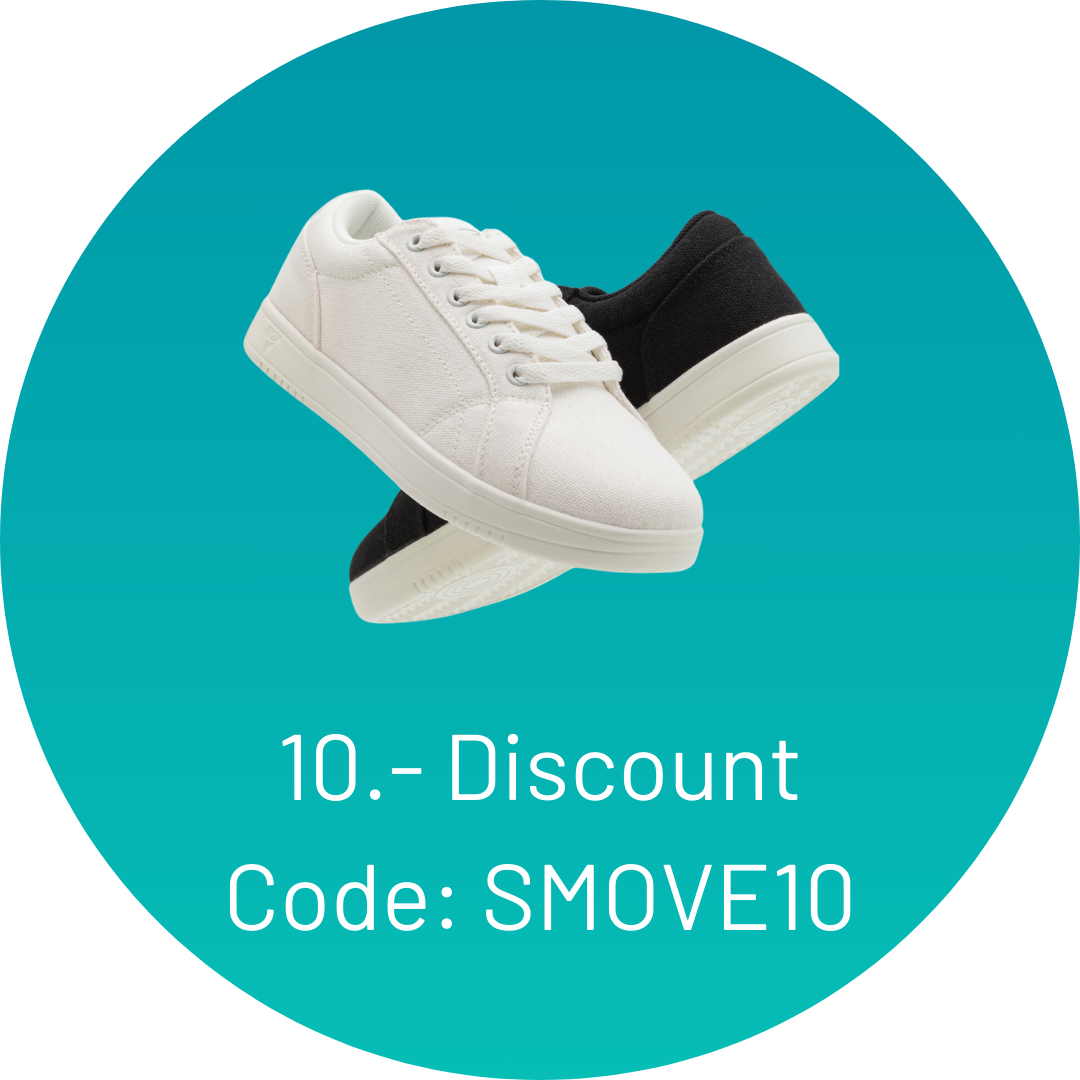 Weiße und schwarze Sneaker mit dem Text: „10.- Rabattcode: SMOVE10“ auf blaugrünem Hintergrund.