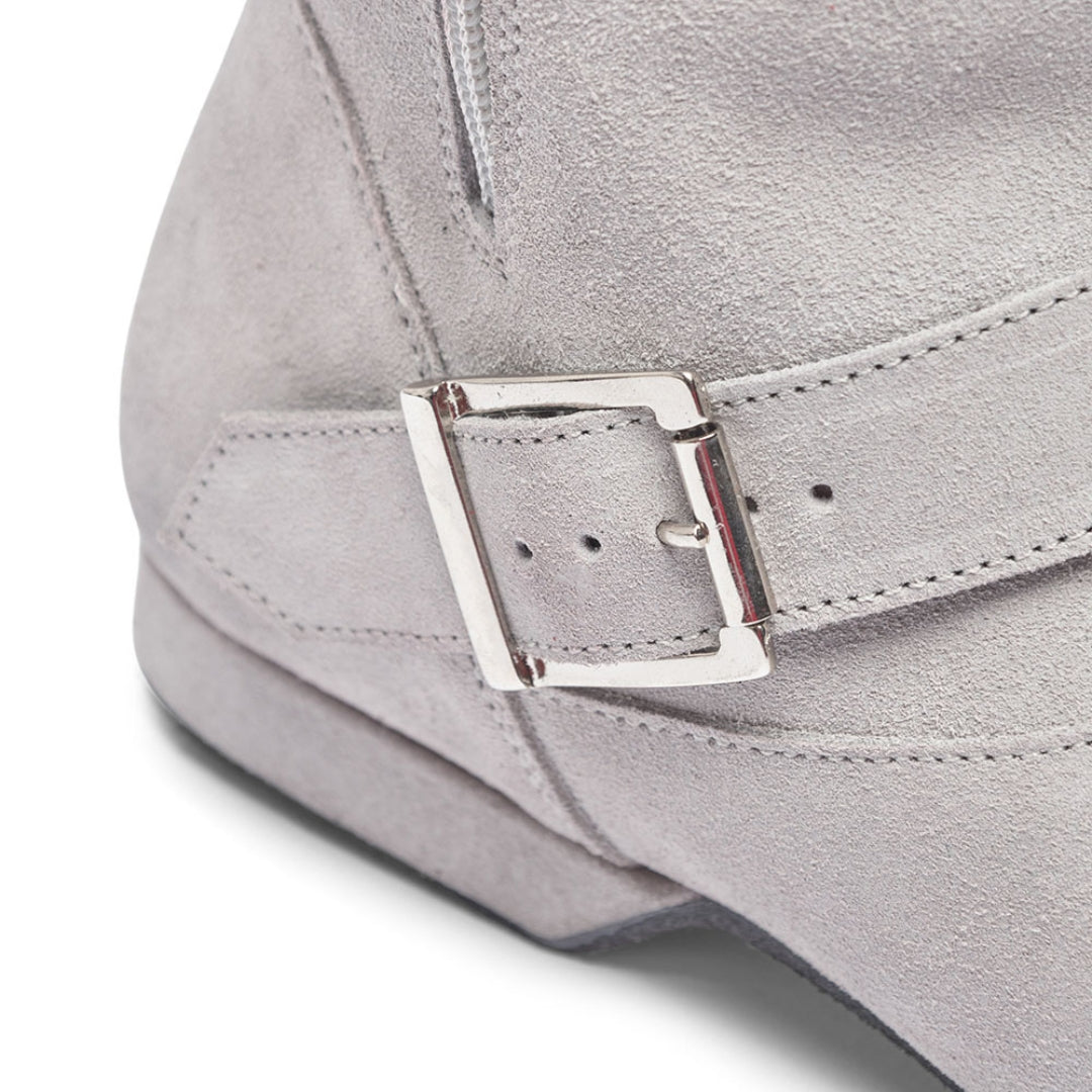 Nahaufnahme von Rumpfs 8855 Grau-Wildlederstiefel mit Metallschnalle, ideal für West Coast Swing.