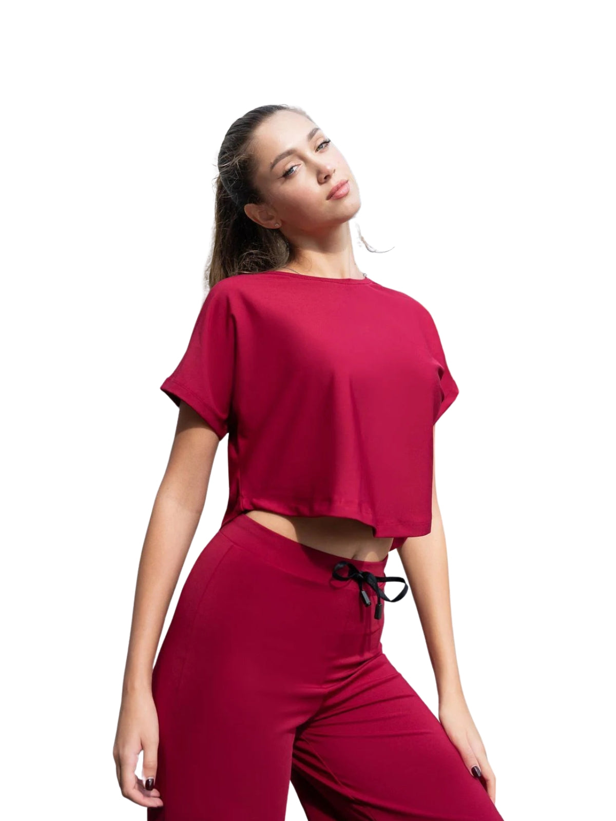 Person, die ein Lismina 097 Yoga-T-Shirt in Bordeaux trägt, bereit für Yoga vor einem weißen Hintergrund.