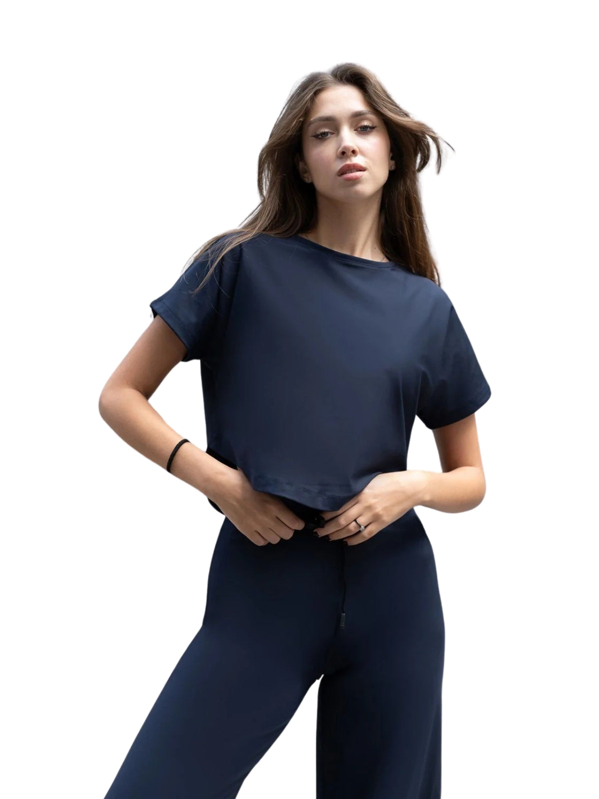 Jemand modelliert Lisminas 048 Yoga T-Shirt in Marineblau und hebt seine Bewegungsfreiheit vor einem weißen Hintergrund hervor.