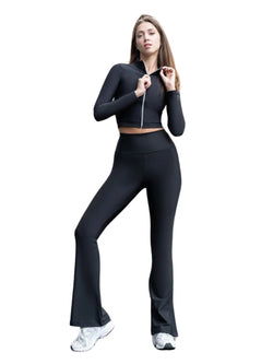 Person in Lismina 1257 Split Spanish Leggings in Schwarz, weißen Turnschuhen, posiert vor einem weißen Hintergrund.