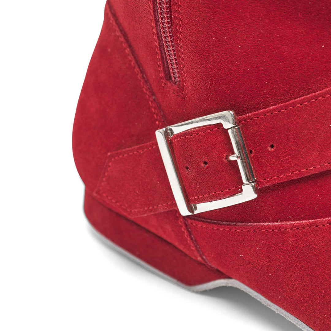 Nahaufnahme des Rumpf 8855 niedrigen West Coast Swing Stiefels in Rot mit silberner Schnalle und sichtbaren Nähten.