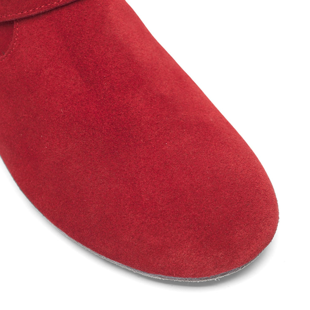 Nahaufnahme der 8855 West Coast Swing-Stiefel aus rotem Wildleder von Rumpf, die die glatte Textur und die Zehennähte hervorheben.