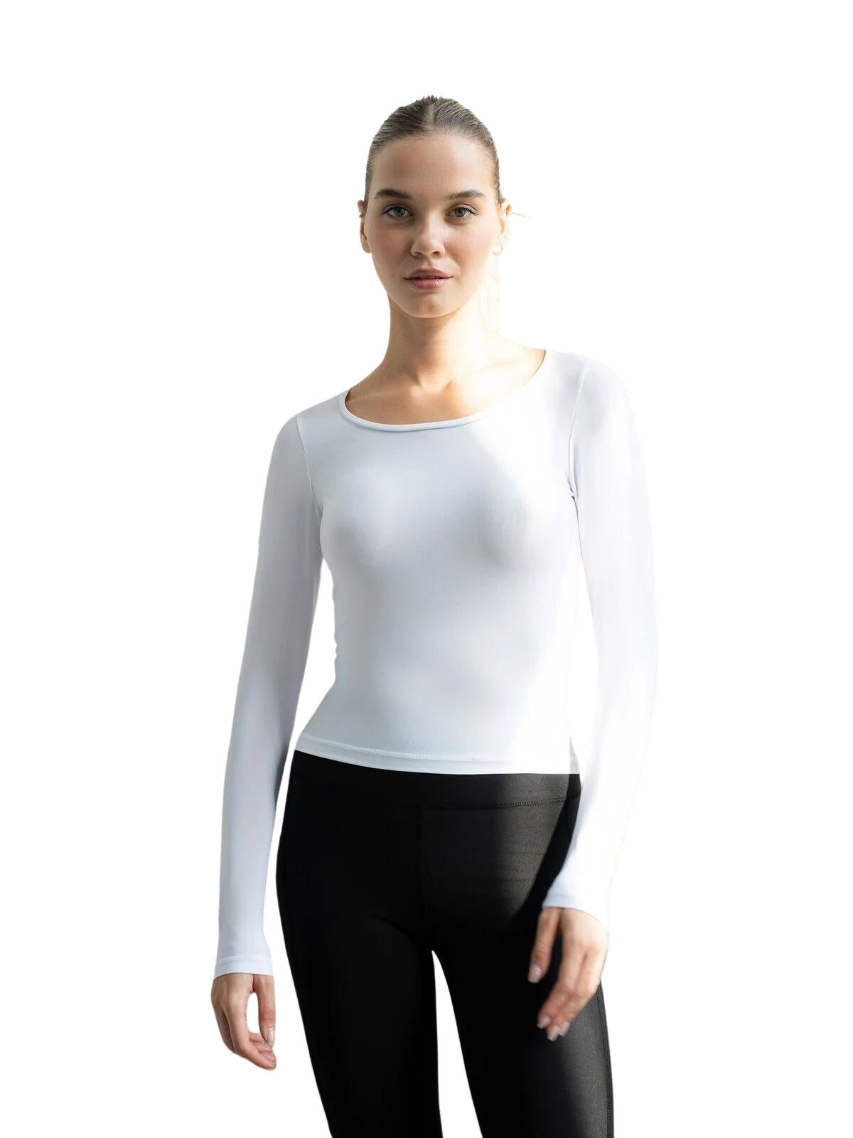 Person, die ein Lismina 092 Langarm-Top in Weiss und schwarze Leggings trägt und eine Yoga-Pose auf weißem Hintergrund einnimmt.