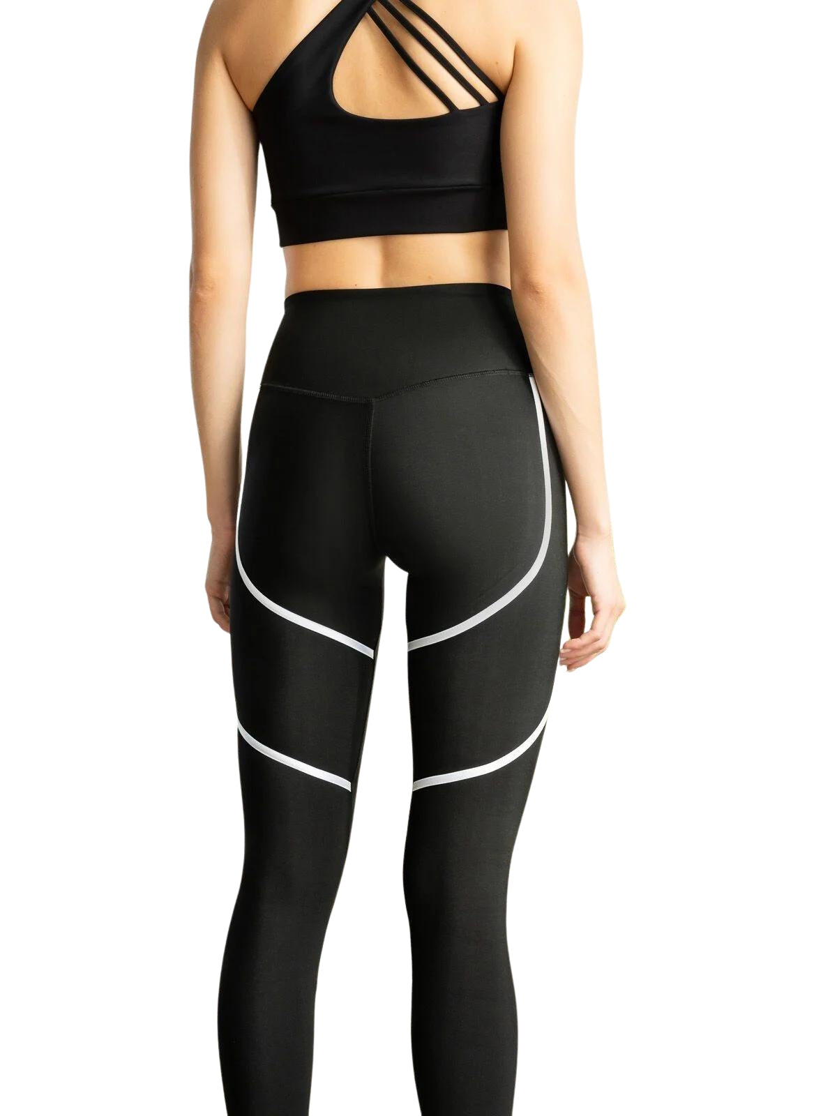 Person in Lisminas 394 Orly Sport Leggings und einem schwarzen Sport-BH mit weißen Streifen, von hinten gesehen.