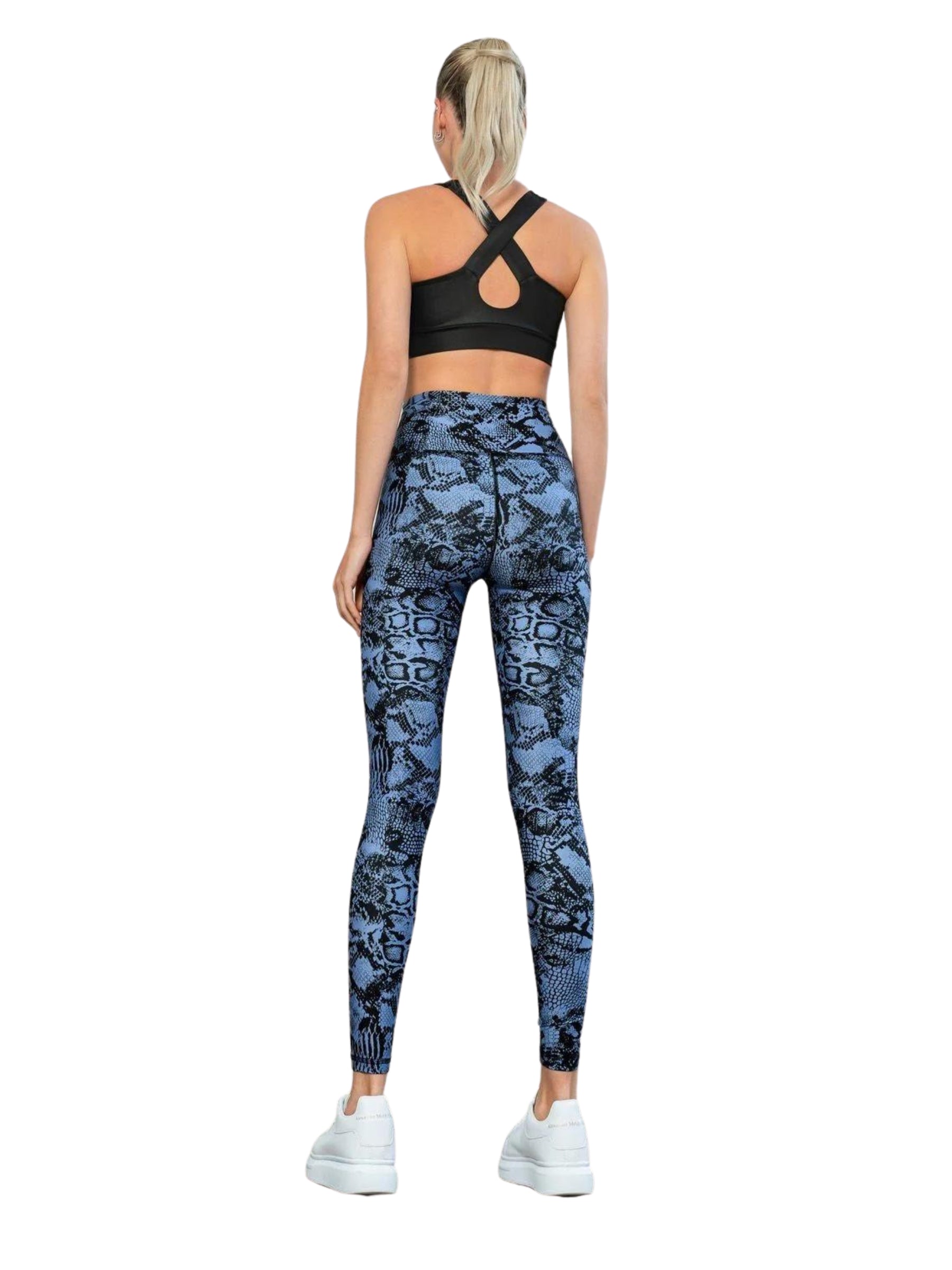 Die 422 Extra High Waist Leggings von Lismina in Blau-Schwarz bietet rutschfesten Halt, gepaart mit einem schwarzen Sport-BH und weißen Sneakers.