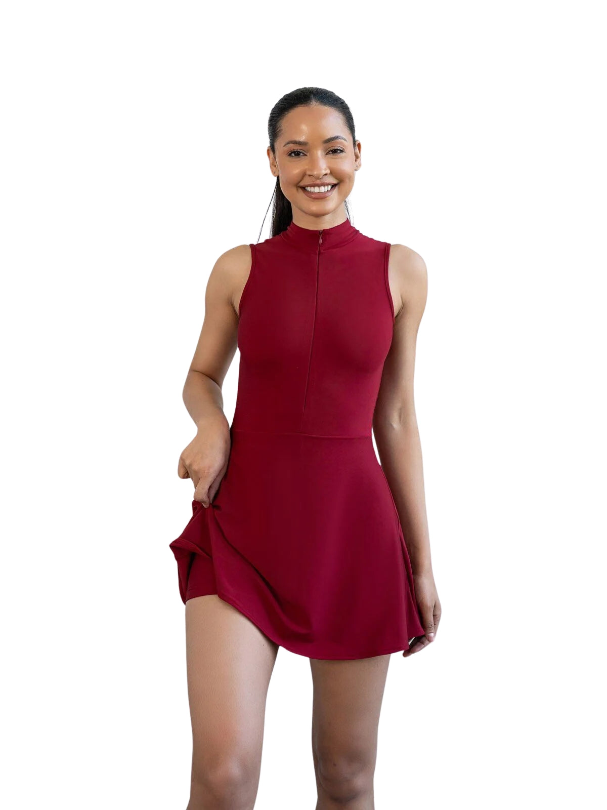 Frau lächelt in Lismina 3053 ärmelloser Jumpsuit in Bordeaux, hält den Saum vor einem weißen Hintergrund.