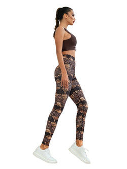 Frau in Lismina 411 High Waist Leggings und braunem Sport-BH, läuft mit weißen Turnschuhen.