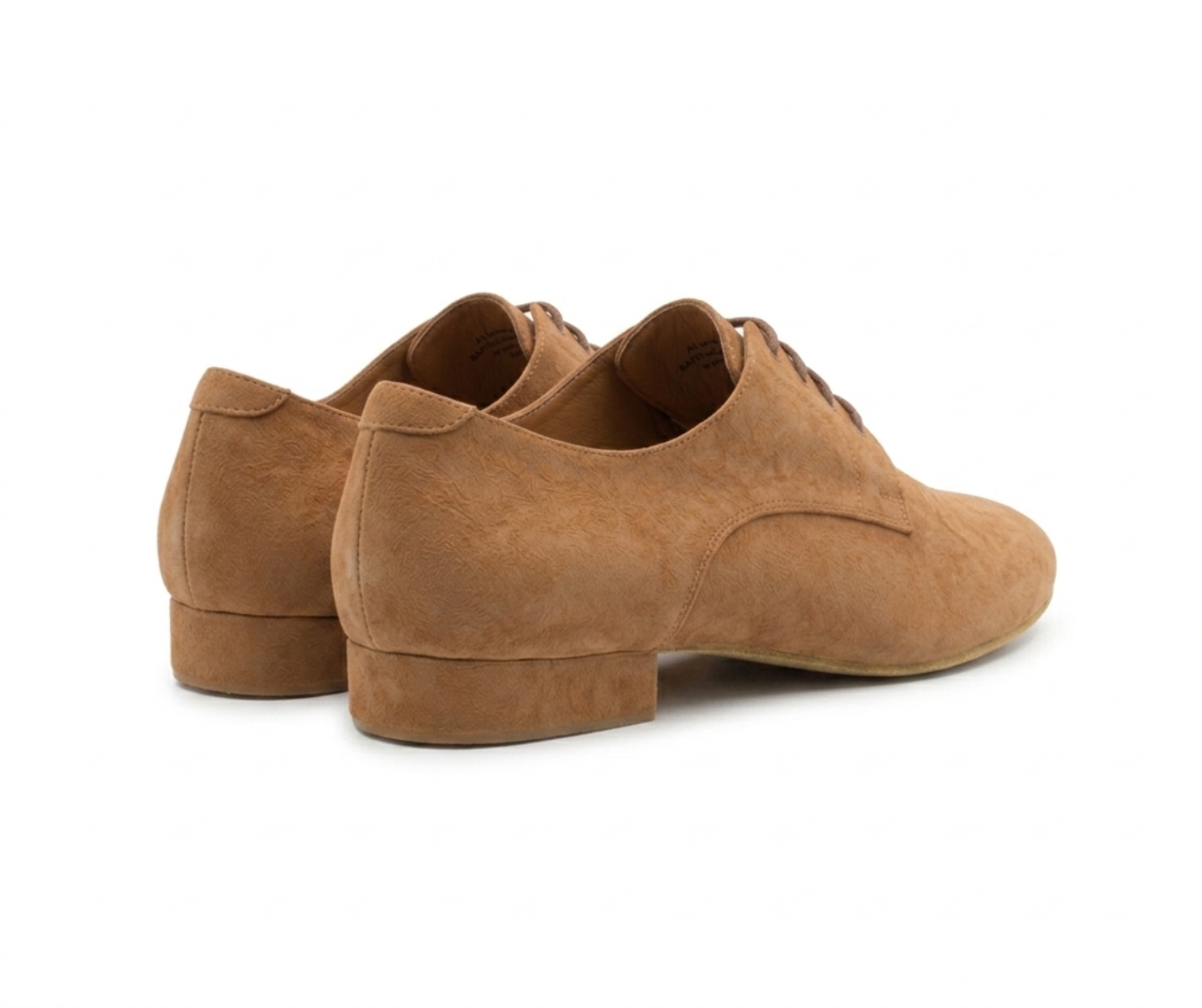 Edle Tanzschuhe in Braun Wildleder von Dancing Queens mit flachen Absätzen auf weißem Hintergrund.