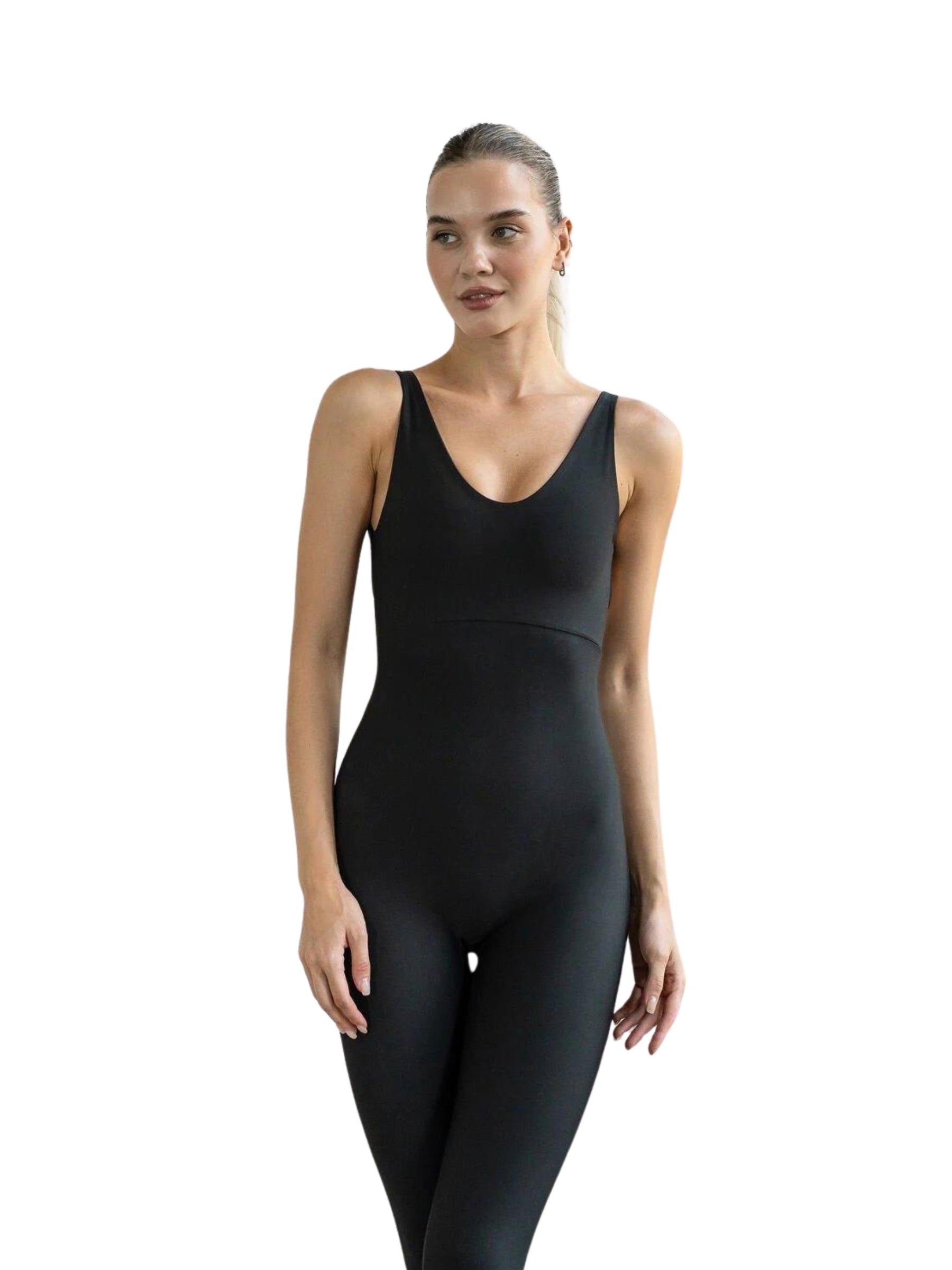 Person im schwarzen 2100 Double Cross Jumpsuit von Lismina vor weißem Hintergrund.