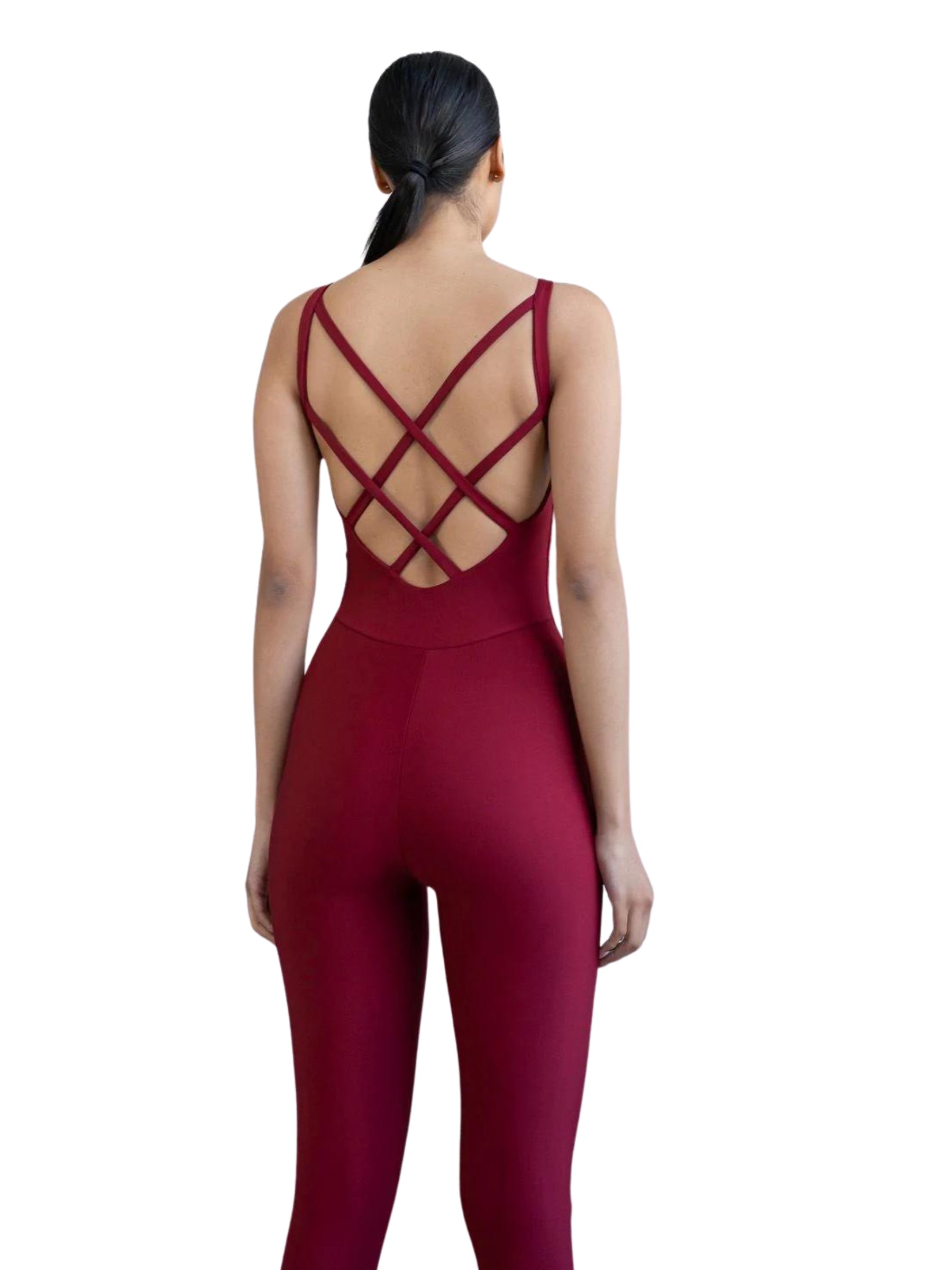 Rückansicht einer Person im 2101 Double Cross Jumpsuit von Lismina in Bordeaux mit überkreuzten Trägern.