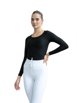 Selbstbewusste Pose: Person in Lisminas 091 Langarm Top in Schwarz mit weißer Schnürhose, bereit zum Tanzen.