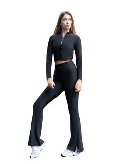Frau in Lisminas 1257 Split Spanish Leggings in Schwarz posiert mit einem angewinkelten Bein und zeigt perfekte Passform.