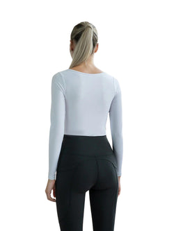 Frau mit Pferdeschwanz trägt Lisminas 092 Langarm-Top in Weiss und schwarze Leggings, blickt abgewandt, bereit für Yoga.