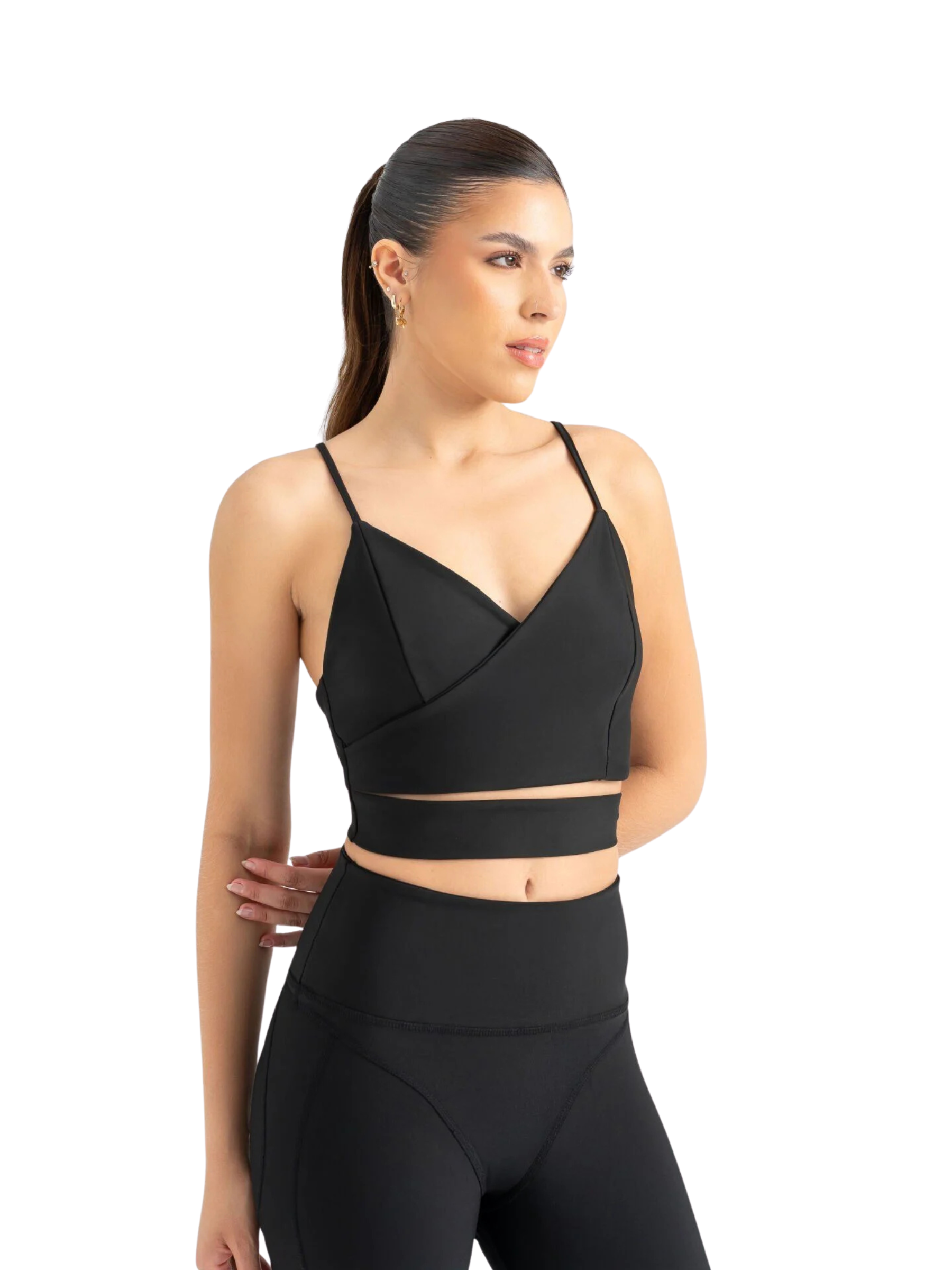 Frau trägt Lismina 530 Knot Sport Bra in Schwarz vor weißem Hintergrund.