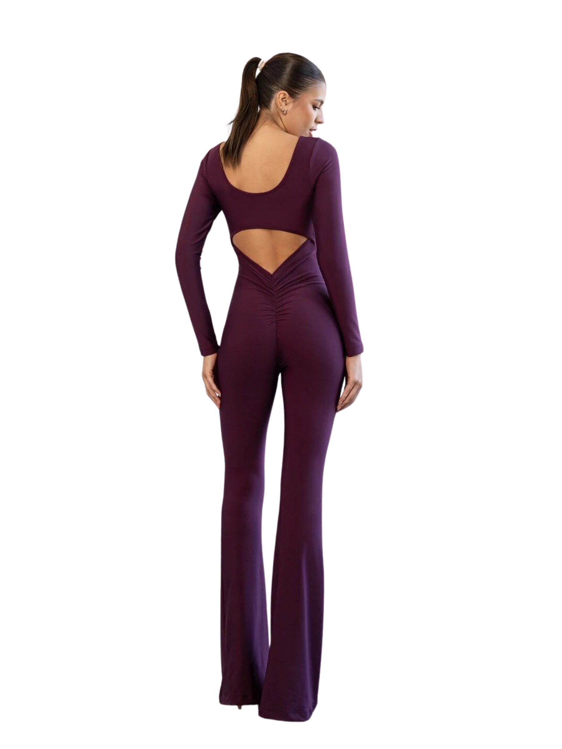 Frau in Lismina 3102 Spanish Scrunch Butt Jumpsuit in Violett, lange Ärmel, Rückenausschnitt, Blick nach außen.