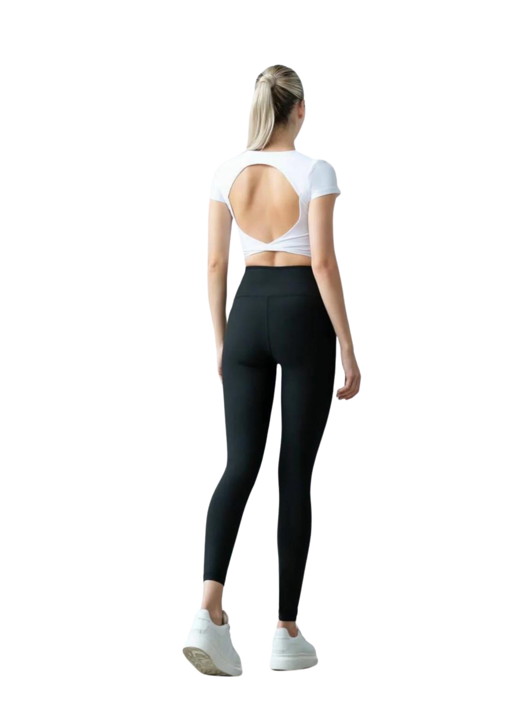 Person in weißem Top mit Rückenausschnitt und Lismina 408 extra dünne Leggings in Schwarz auf weißem Hintergrund.