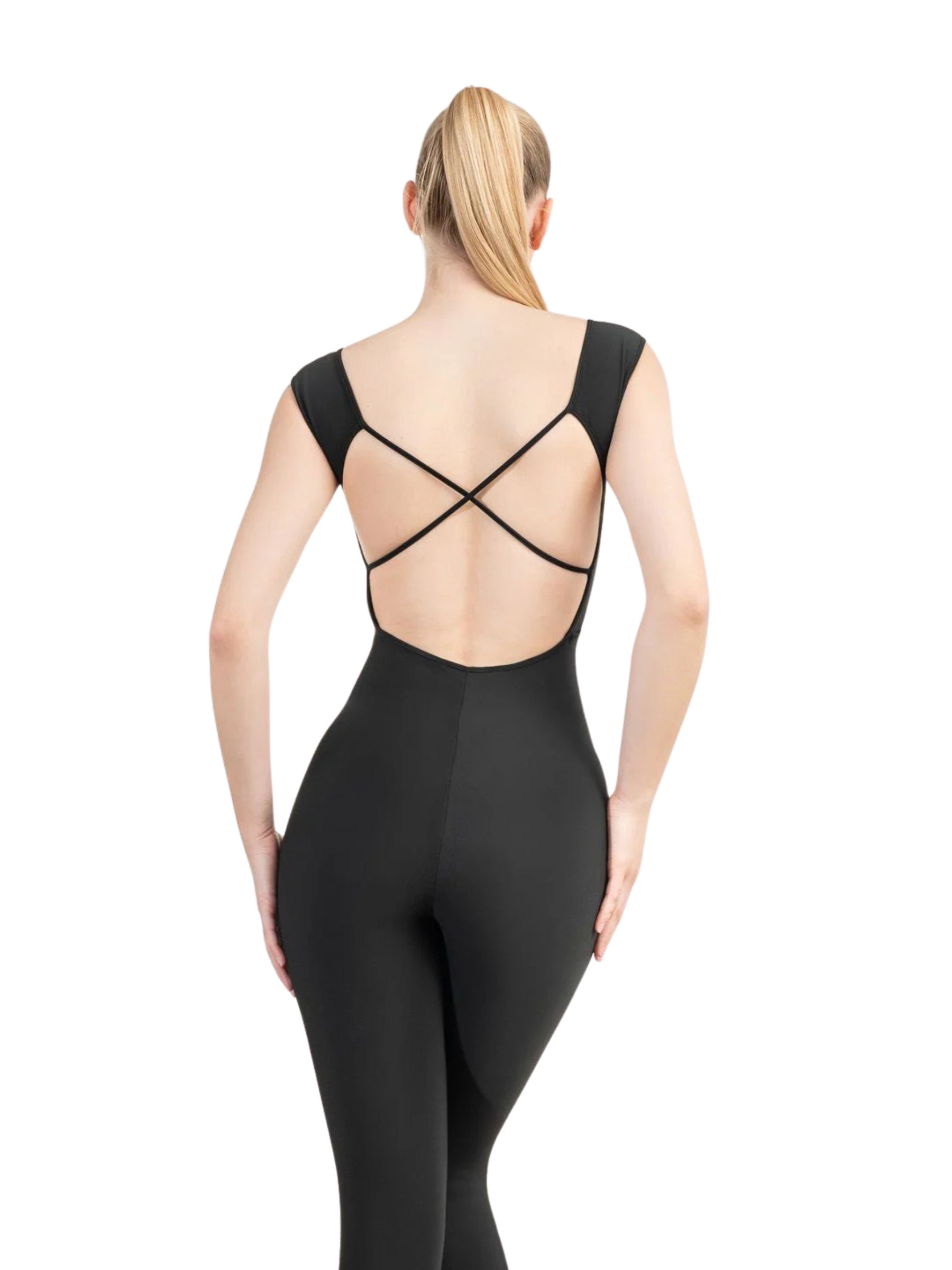 Person in einem schwarzen 2600 Akita Jumpsuit von Lismina mit überkreuzten Trägern und elegantem Rückenausschnitt auf weißem Hintergrund.