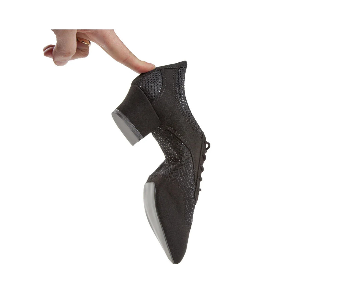 Ein flexibler Diamant 188 Tanzschuh in Schwarz mit niedrigem Blockabsatz und Mesh-Details wird mit den Fingern gebogen.