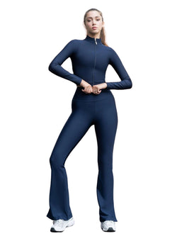 Person trägt marineblaue 1259 Split Spanish Leggings von Lismina und weiße Sneakers, perfekt sitzend.