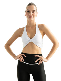 Frau in einem Lismina 392 Saintes Sport-BH mit schwarzen Leggings, die Fitness und Vitalität ausstrahlt.