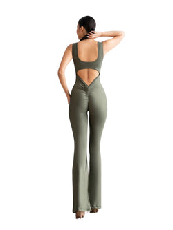 Person im spanischen Khaki-Overall „Scrunch Butt“ von Lismina aus dem Jahr 1503, die mit einer Hand auf dem Kopf posiert.