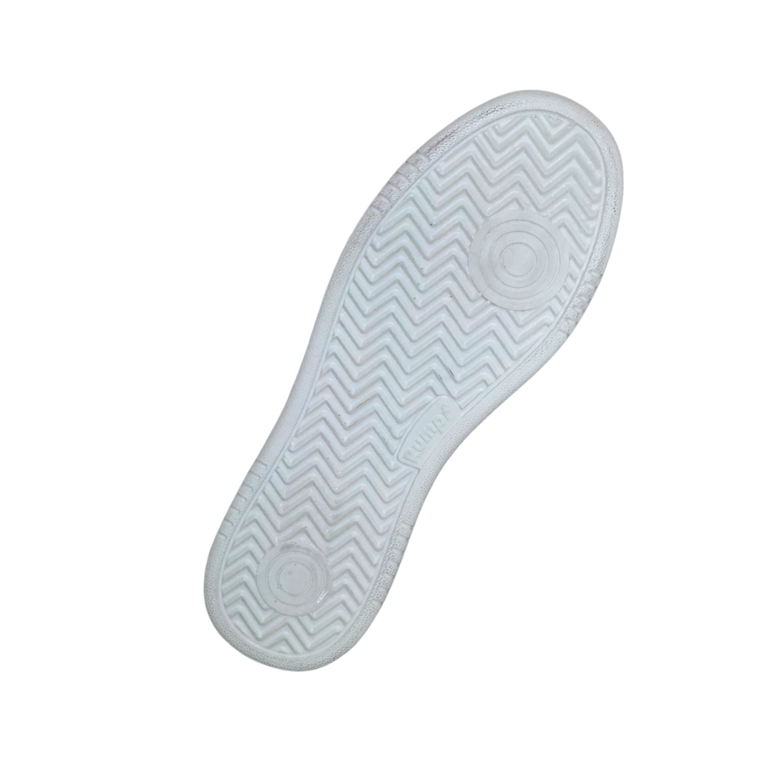 Der SMOVE Dance Sneaker von Dancing Queens in Weiss verfügt über eine Sohle mit Chevron-Profil, kreisförmigen Rillen und strukturierten Kanten.