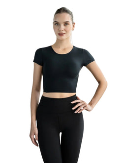 Person in einem Lismina 093 Larissa Sport Top in Schwarz und Leggings, die elastisches Material auf Weiß präsentieren.