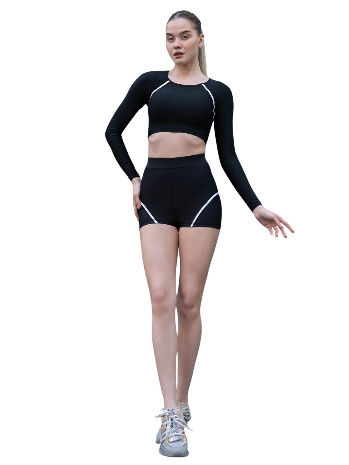 Frau in Lisminas schwarzen 5036 Ales Mini Shorts posiert vor einem weißen Hintergrund.