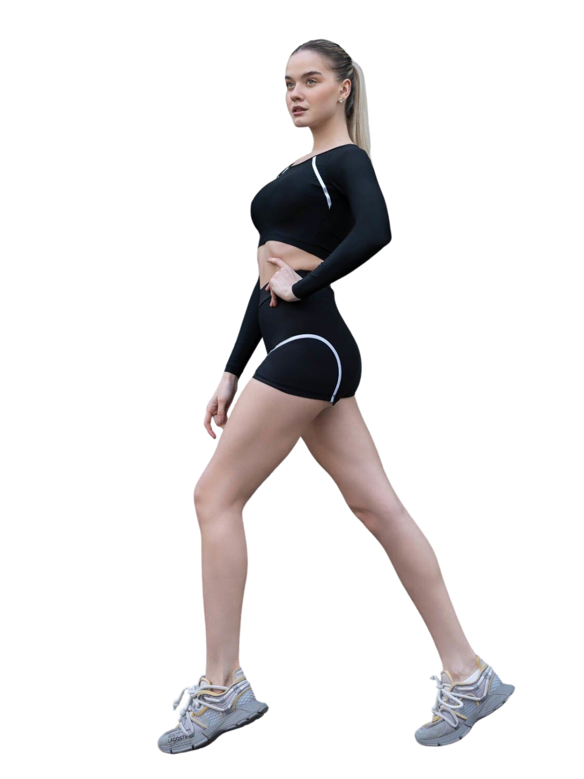 Eine Person läuft in Lisminas 5036 Ales Mini Shorts in Schwarz & Weiss vor einem weißen Hintergrund.