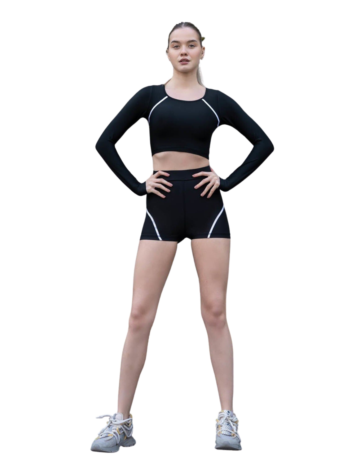 Person in Lismina 5036 Ales Mini Shorts Schwarz & Weiss, stehend mit den Händen auf den Hüften.