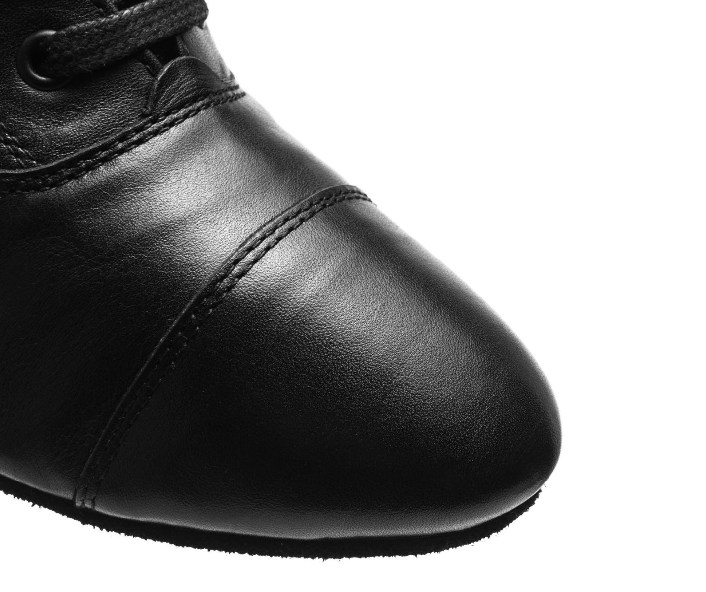 Nahaufnahme der Spitze eines 2317 Betty Rumpf Tanzstiefels aus schwarzem Leder mit detaillierter Naht auf weißem Hintergrund.