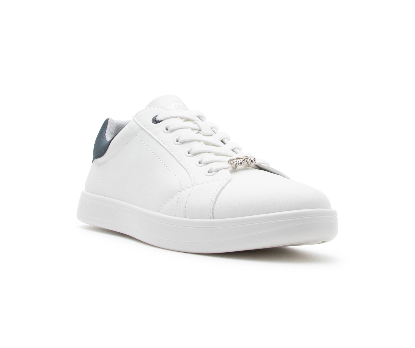 Der SMOVE Accent Tanzsneaker in Weiss Navyblau von Dancing Queens überzeugt mit veganem Leder und dunklem Fersenakzent.