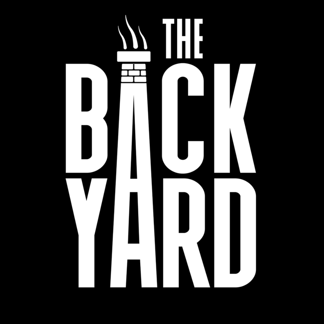 Stilisiertes „The Backyard“-Logo von Tanzkurse: ein Schornstein-„A“ mit Rauch, ideal für Kizomba-Abende auf Schwarz.