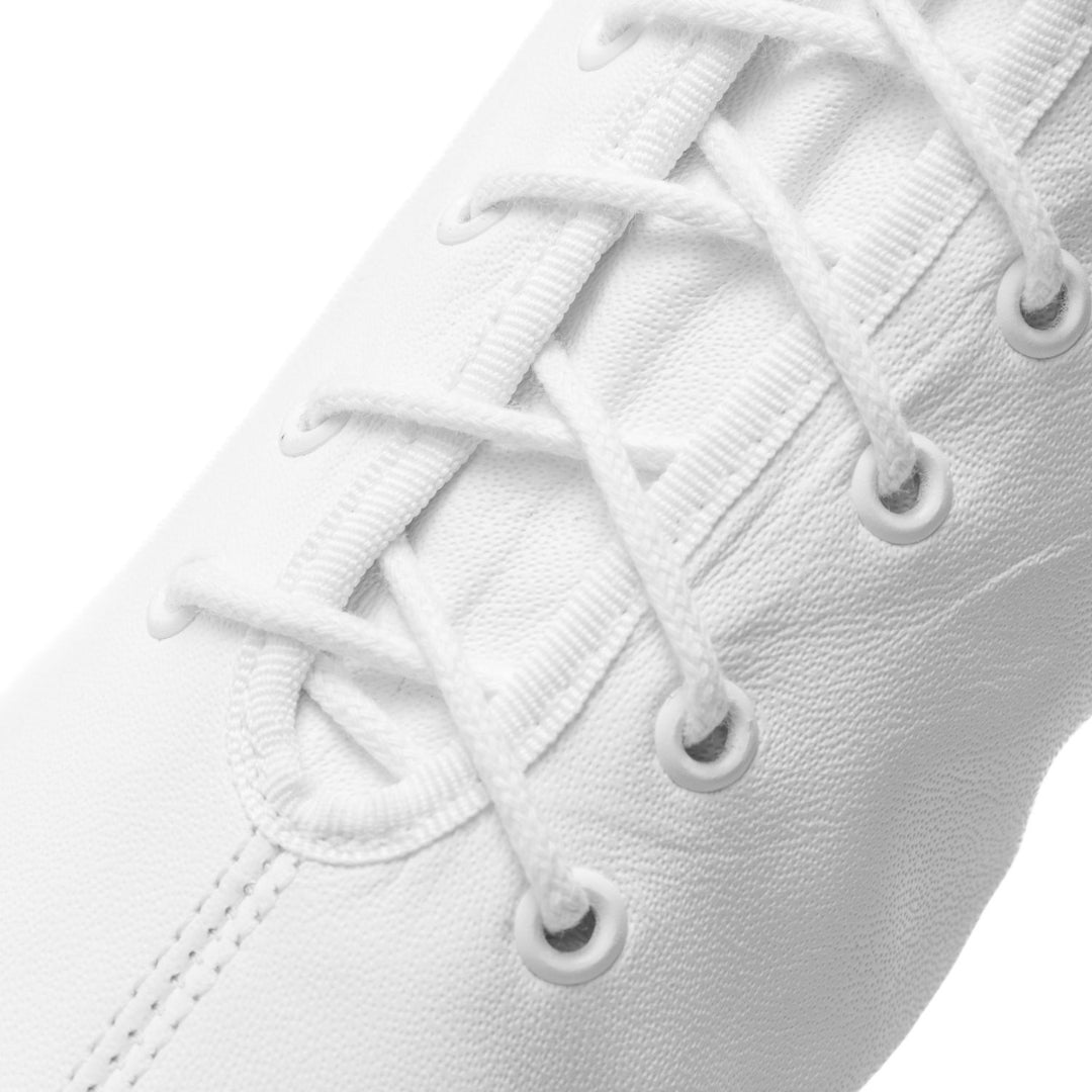 Nahaufnahme des Gardestiefels 4120 HIT I von Rumpf mit strukturiertem weißem Leder und sauber geschnürten Schnürsenkeln.