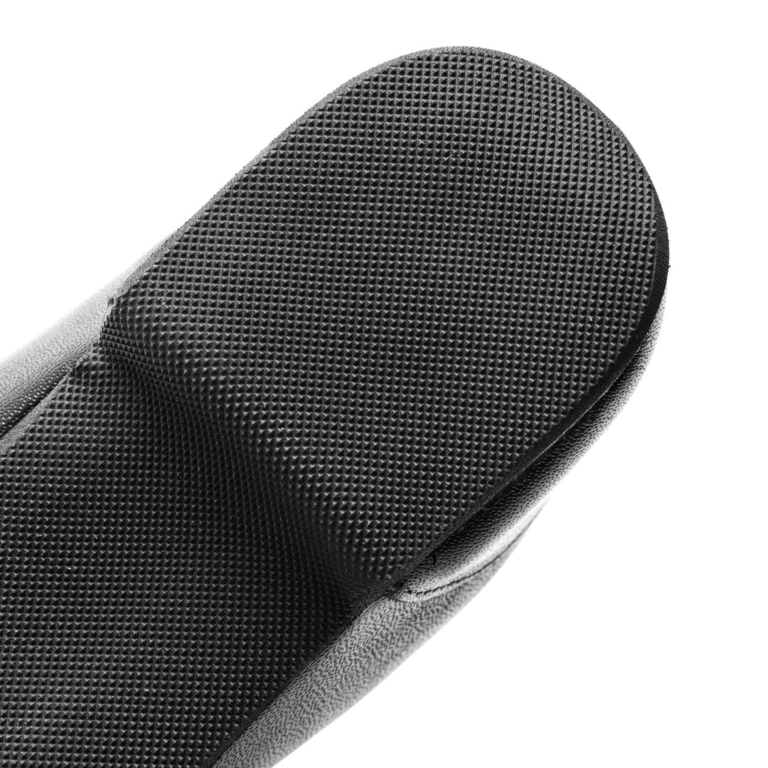 Nahaufnahme der schwarzen Struktursohle des Gardestiefels Rumpf 4120 HIT I auf weißem Untergrund, ideal für Gardetanz-Fans.