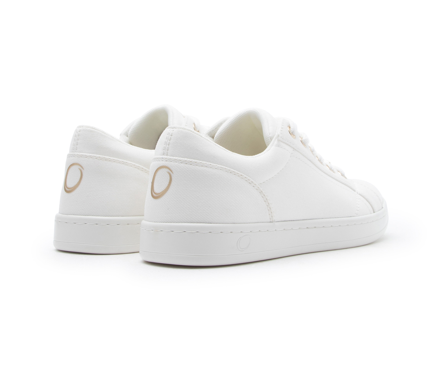 SMOVE Breeze Tanzsneaker in Weiss Canvas von Dancing Queens, mit beige Logos, auf weißem Hintergrund.