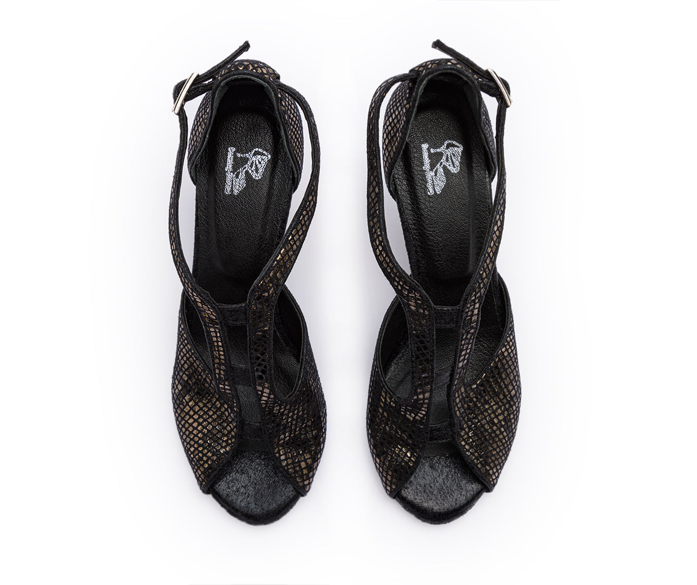 Draufsicht auf glänzende ESP11-Tanzschuhe mit Riemchen in Schwarz von Dancing Queens auf weißem Hintergrund.