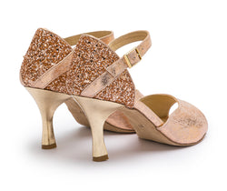 Die Alya Tanzschuhe in Rosé Gold Glitter von Dancing Queens sind funkelnde Tanzschuhe mit hohen Absätzen und Fesselriemen.