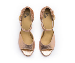 Dancing Queens Alya Tanzschuhe in Rosé Gold Glitter: offene Spitze, Knöchelriemen, seitliche Schnalle auf weißem Hintergrund.