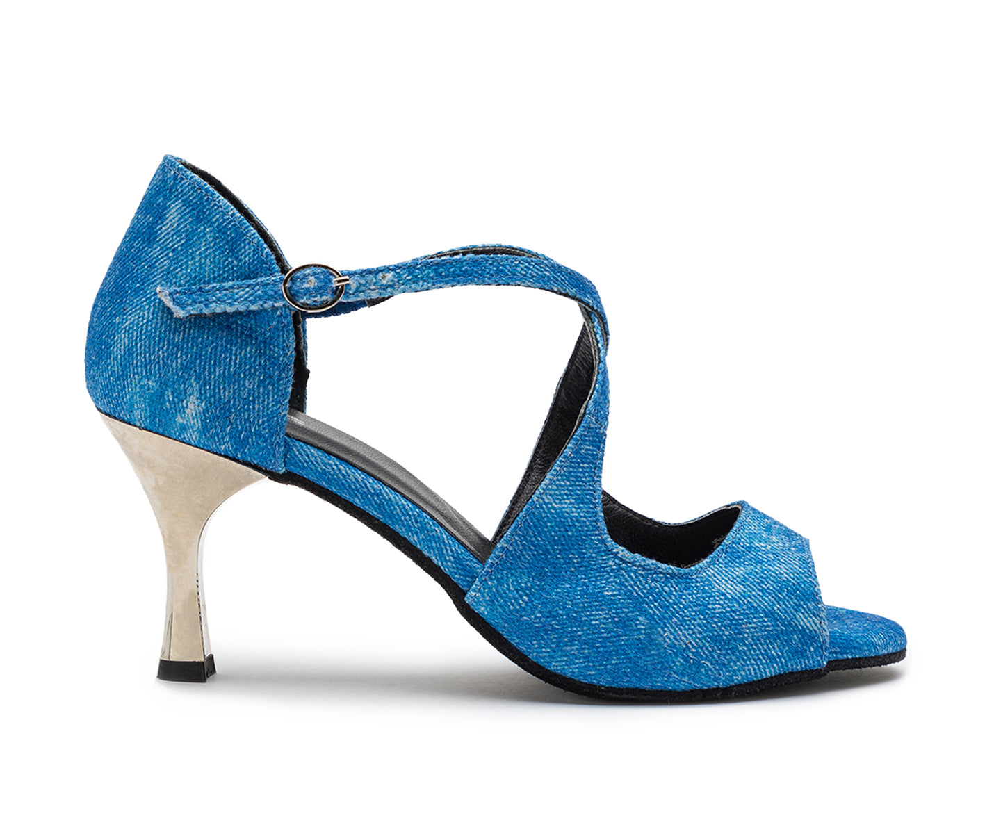 Orion Tanzschuhe von Dancing Queens: offene Sandale aus blauem Denim mit überkreuzten Riemen und metallischem Absatz.