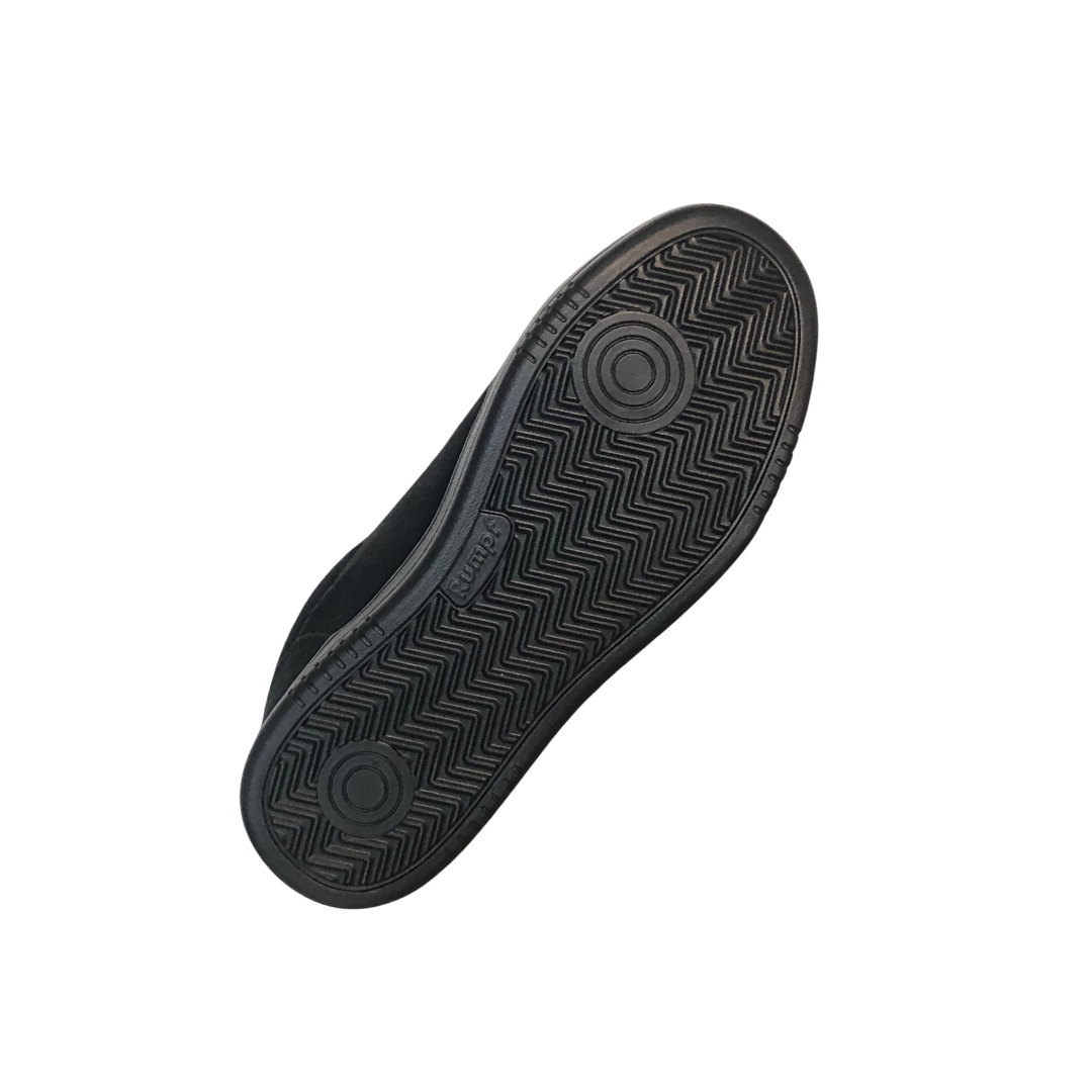 SMOVE Dance Sneaker von Dancing Queens mit schwarzer Sohle, Zickzack-Profil und kreisförmigem Design von unten.